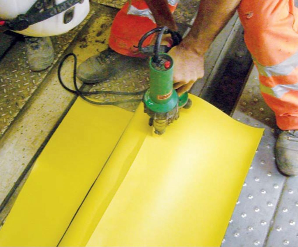 Complicados trabajos de soldadura en el aislamiento de la solera se realizan con la TRIAC DRIVE