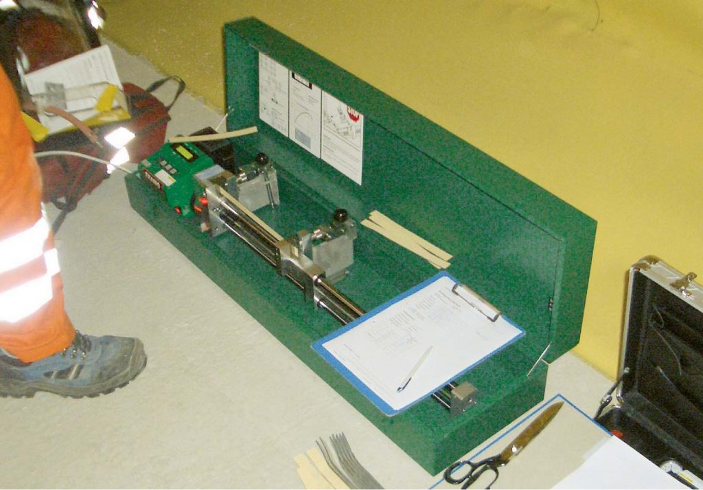 Las pruebas de pelado se realizan en laboratorio, pero también en sitio con el comprobador EXAMO de Leister